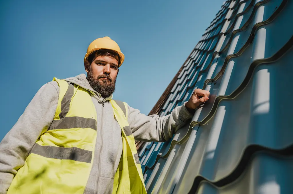 Dachdecker bei der Arbeit